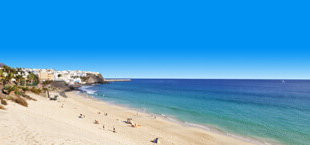 Wit zandstrand met zee op Fuerteventura