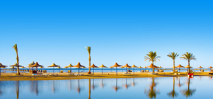 Zee en zandbank met parasols in Hurghada