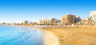Kustlijn met hotels bij Larnaca Cyprus