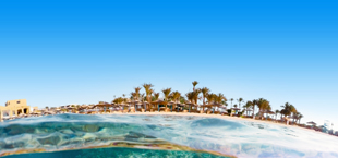 Panorama vanuit de zee met strand op de achtergrond in Marsa Alam