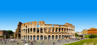Colosseum in Rome met blauwe lucht en toeristen