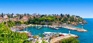 Uitzicht over de haven met boten in Antalya