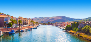 Mooi uitzicht op een rivier met bergen op de achtergrond op Sardinië