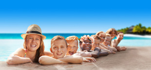 Kinderen op een rijtje aan de rand van het zwembad op Mallorca