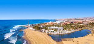 Uitzicht op de kustlijn bij het strand van Maspalomas