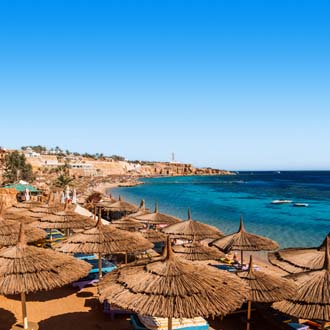 Strand met parasols en zee Sharm el Sheikh