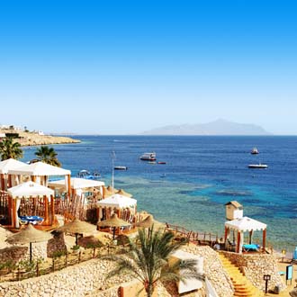 Baai met ligbedden en zee Sharm el Sheikh