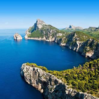 Baai met kliffen, rotsen en groene bomen bij Cap de Formentor op het eiland Mallorca