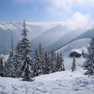 Besneeuwde bergtoppen op skipiste Oostenrijk