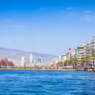 Centraal deel van Izmir aan zee met hotels op de achtergrond