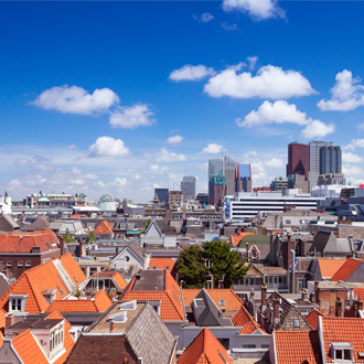 Huizen met oranje daken en hoge gebouwen in Den Haag in Zuid Holland, Nederland