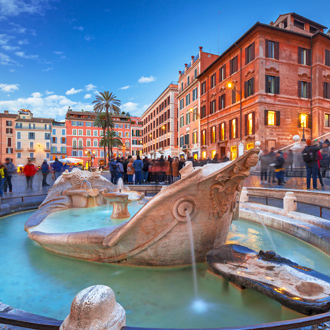 Een-fontein-op-de-Piazza-de-Spagna-in-Rome-Italie