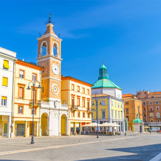 Gekleurde gebouwen in Emilia Romagna, Italie