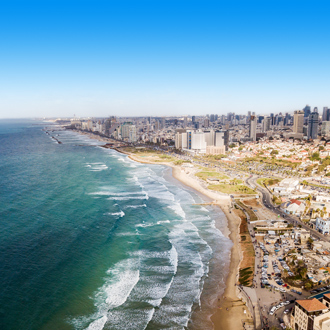 Uitzicht op de zee, het strand en de stad van Tel Aviv in Israel
