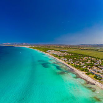 Kustlijn Playa de Muro met helderblauwe zee, Mallorca
