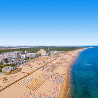 Luchtfoto kustlijn met strand en zee in Monte Gordo, Portugal
