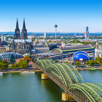 Luchtfoto met brug en de dom in Keulen, Duitsland