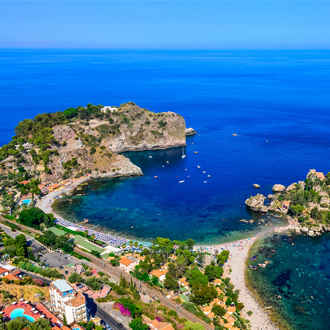 Luchtfoto van Isola Bella strand in Sicilië, Italië