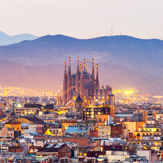 Luchtfoto-van-de-skyline-van-Barcelona-met-uitzicht-op-de-Sagrada-Familia
