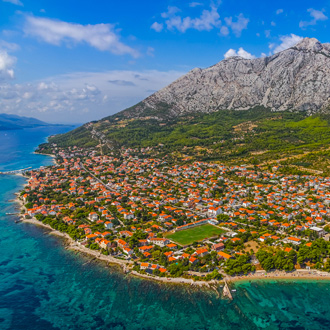Bovenuitzicht van Orebic op het schiereiland Peljesac in Kroatie