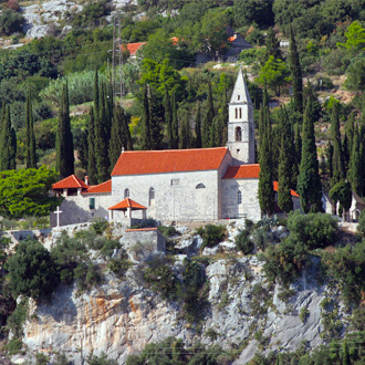 Een klooster met oranje daken in Orebic gelegen in Zuid Dalmatie