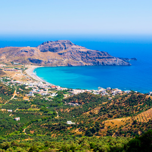 Luchtfoto van Plakias met dorp en zee