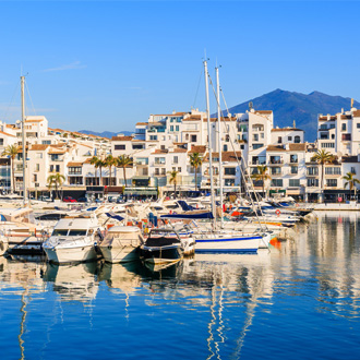 Puerto Banus met boten en witte huizen in Marbella, Costa del Sol, Spanje