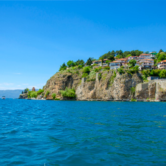 Uitzicht op huisjes en de zee in Ohrid, Macedonie
