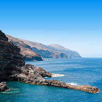 Blauwe zee met rotsen en bergen op La Palma