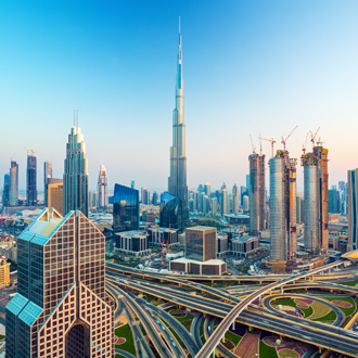 Skyline met infrastructuur en wolkenkrabbers in Dubai