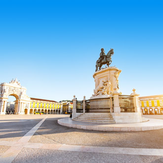 Standbeeld van koning Joseph met triomfantelijke boog in Lissabon