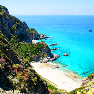 Het strand, bergen en de zee in Capo Vaticano, Calabria