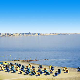 Strand van Psalidi met parasols en blauwe zee