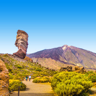 De El teide vulkaan , met op de voorgrond een grote rots, in Tenerife