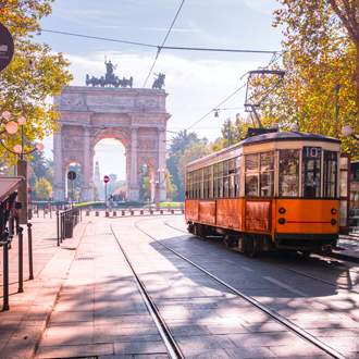 Tram in het centrum van Milaan met Arco della Pace op de achtergrond
