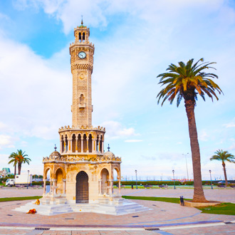 Konak Square met de klokkentoren in Izmir