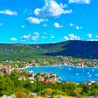 Uitzicht-op-het-plaatsje-Vinisce-in-Midden-Dalmatie-tussen-de-bergen