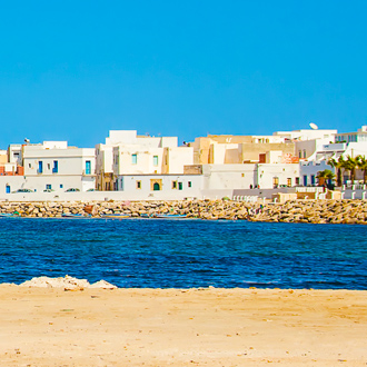 Uitzicht over gebouwen en de zee in Mahdia, Tunesie