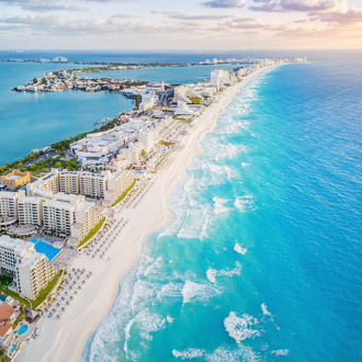 Luchtfoto van het strand van cancun en vele resorts, Mexico