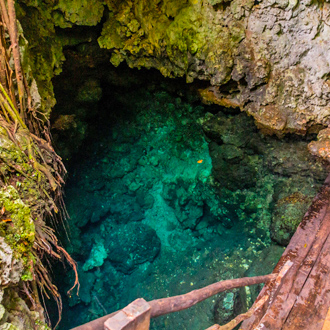 National Park El choco. Met prachtig helderblauwe zee in een grot. 