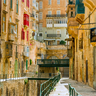 Smalle straatjes met gekleurde ramen in Valletta