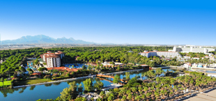 Uitzicht op gebouwen en natuur in Belek, Turkije
