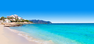 Helderblauwe zee aan het strand van het eiland Mallorca Spanje