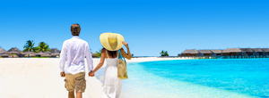 Twee volwassenen lopen over adults only resort