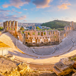 Het Odeon van Herodes Atticus in Athene, een oud stenen theater aan de voet van de Akropolis, met halfronde zitplaatsen en bogen.