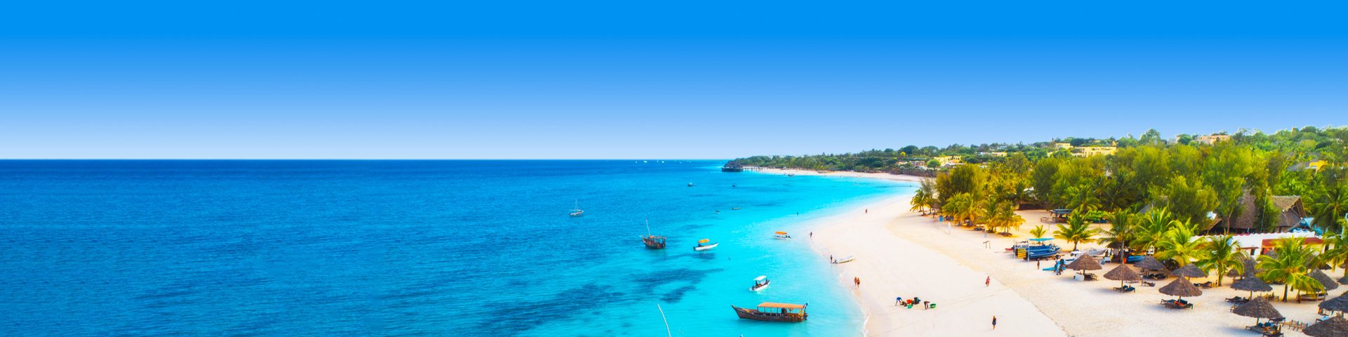 Azuurblauwe zee in Zanzibar