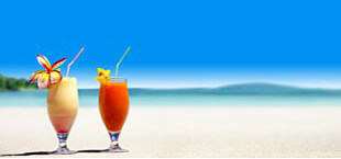 Drankje op strand tijdens all inclusive vakantie