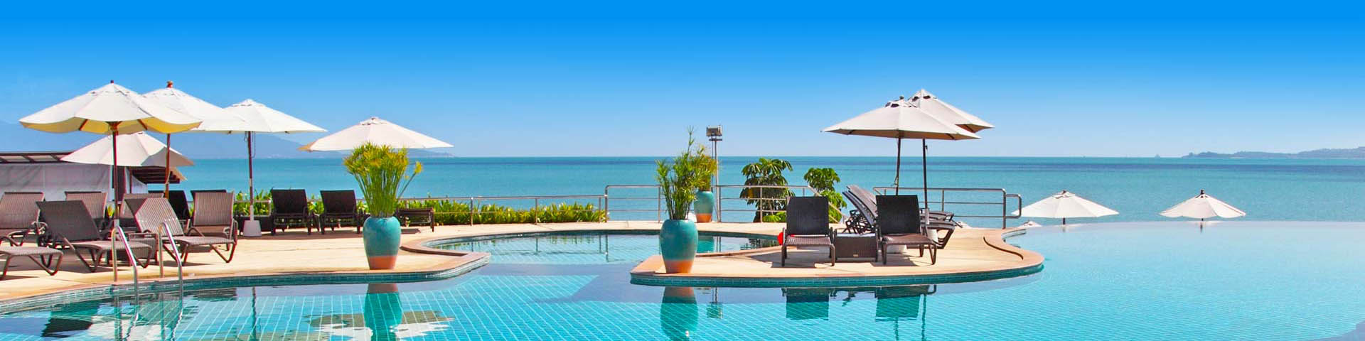 Luxe all inclusive resort met zwembad en ligbedden aan de zee