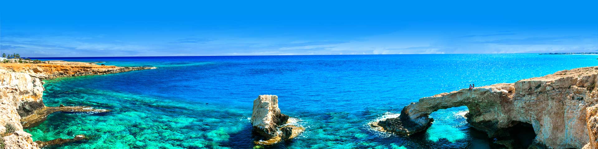 Schitterend kraakhelder zeewater met rotsen aan de kust van Cyprus