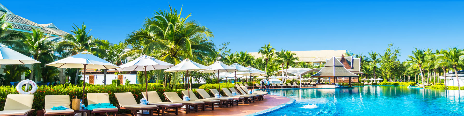 Luxe zwembad met ligbedjes en parasols op een all inclusive vakantie